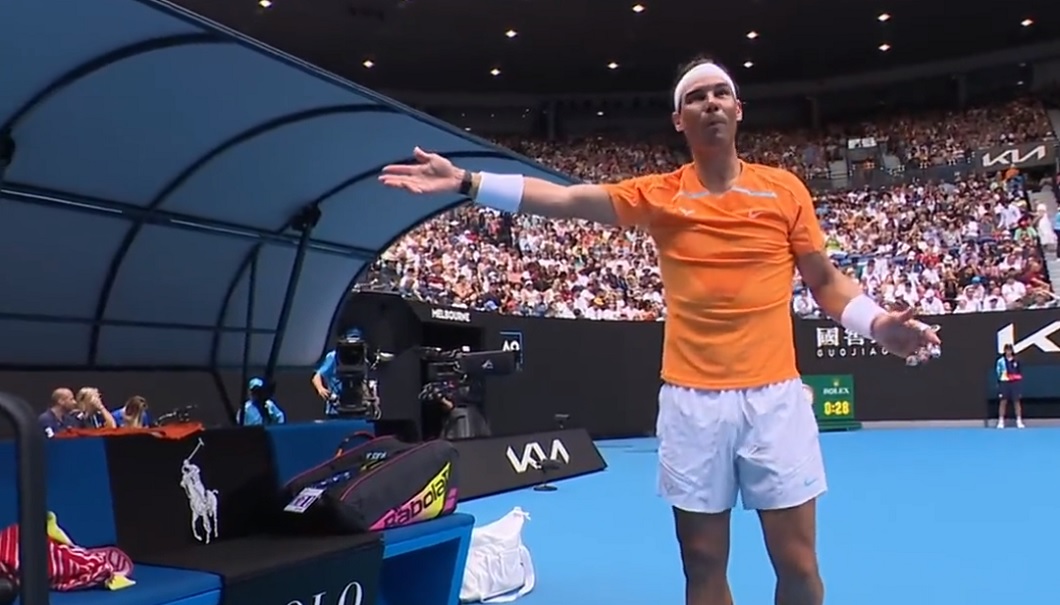 Nadal, siderat! Nu și-a mai găsit racheta în timpul meciului de la Australian Open. ”Copilul de mingi mi-a luat-o!”
