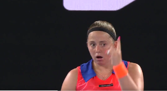 Jelena Ostapenko a continuat ”meciul cu sistemul”: gesturile făcute pe teren, la Australian Open