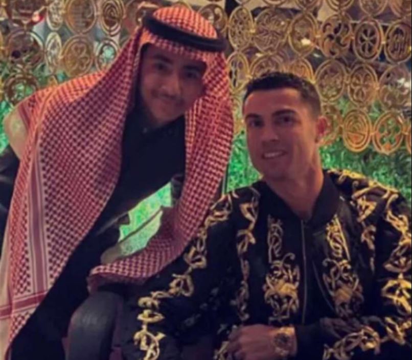 Cum a reacționat Cristiano Ronaldo când a observat că este filmat de toată lumea într-un restaurant din Arabia Saudită