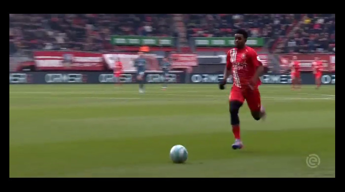 Virgil Misidjan, în meciul Twente - Feyenoord / Foto: Captură Twitter@nocontextfooty