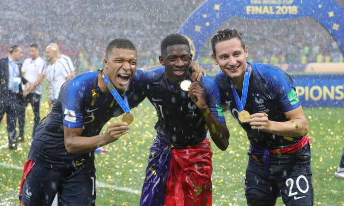 Moscow, Russia. 15th July, 2018. Soccer, World Cup 2018: Final game, France vs. Croatia at the Luzhniki Stadium. France's Kylian Mbappe (left to right), Ousmane Dembele and Florian Thauvin celebrating their victory with their gold medals. Credit: Christia