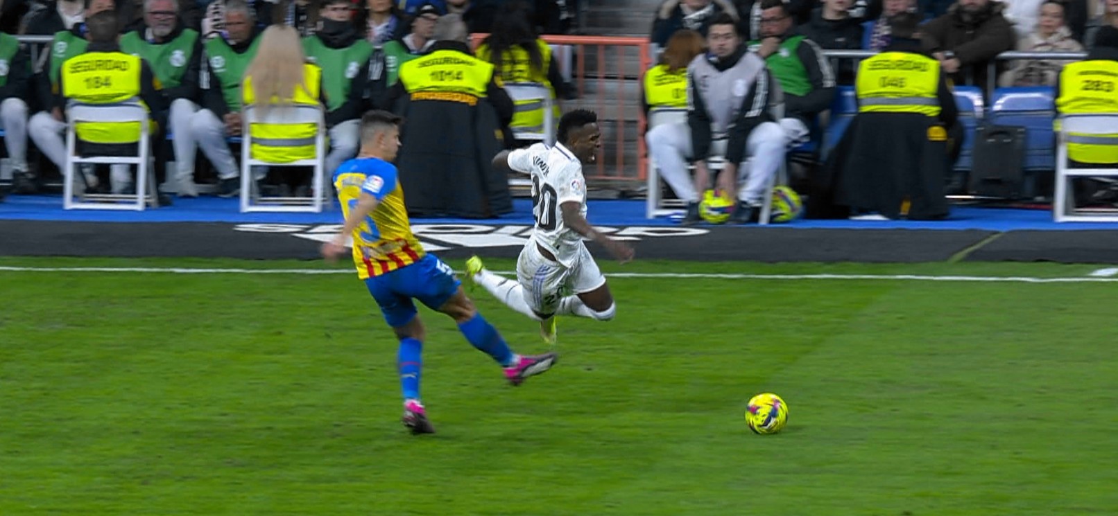 ”Absurd! S-a dus să îl lovească!” Vinicius Jr, ”ținta” unui fault grosolan la Real Madrid - Valencia