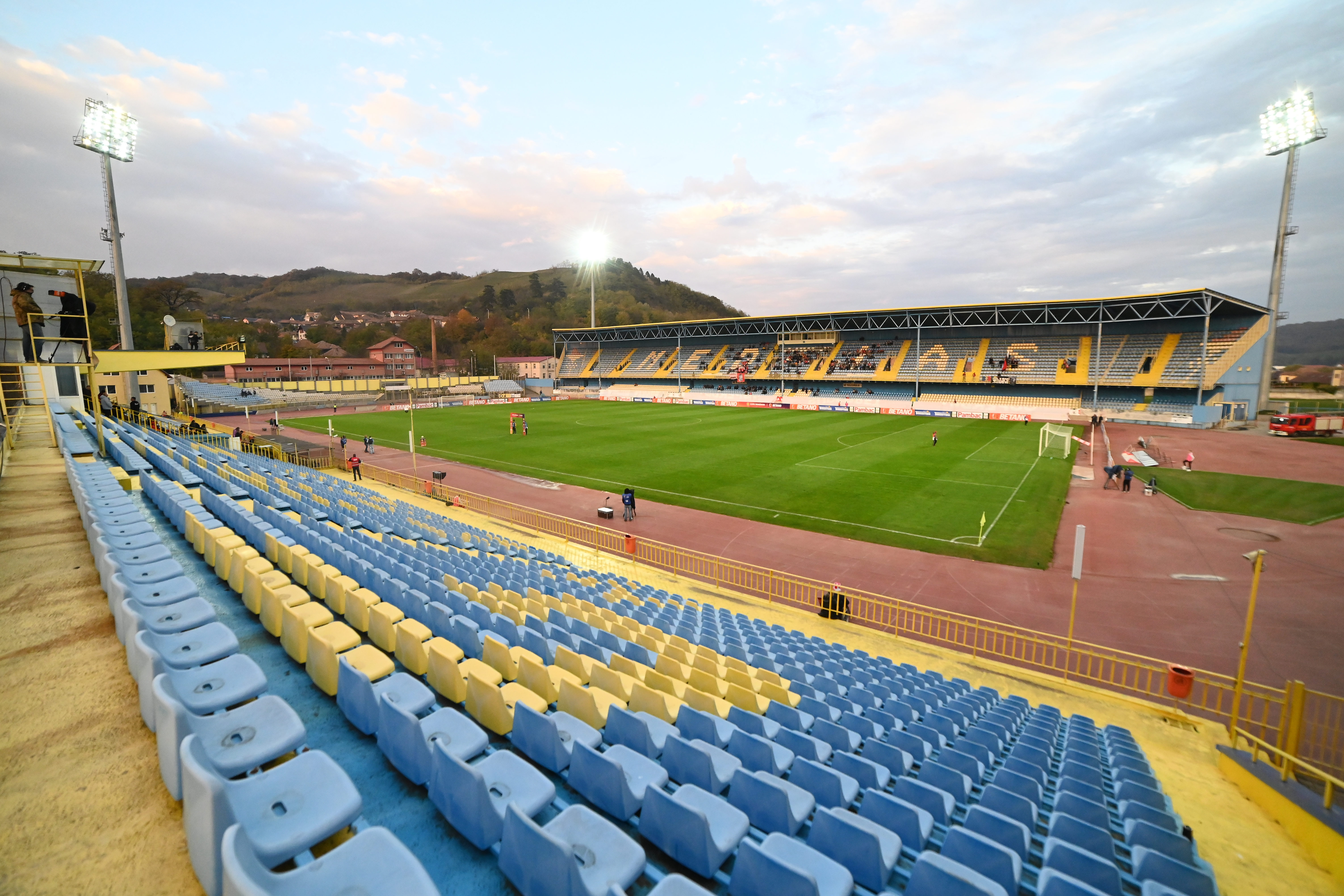 Întâi le-au cerut acceptul să schimbe orașul și stadionul, apoi i-au scos din hotel. Se întâmplă în Liga 1