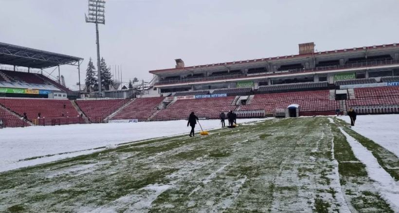 ”A început să ningă ca în Frații Grimm”. Starea gazonului înainte de CFR Cluj - FCSB