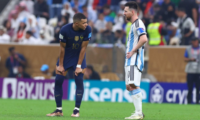 Lusail, Qatar. 18th Dec, 2022. Soccer, 2022 World Cup in Qatar, Argentina - France, Final, at Lusail Stadium, France's Kylian Mbappe (l) and Argentina's Lionel Messi stand at the kick-off point before the start of extra time. Credit: Tom Weller/dpa/Alamy