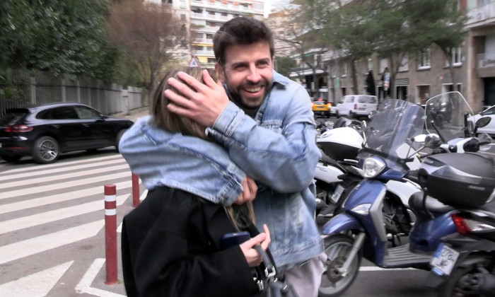 Gerard Piqué and Clara Chía stroll hand in hand through the streets of Barcelona