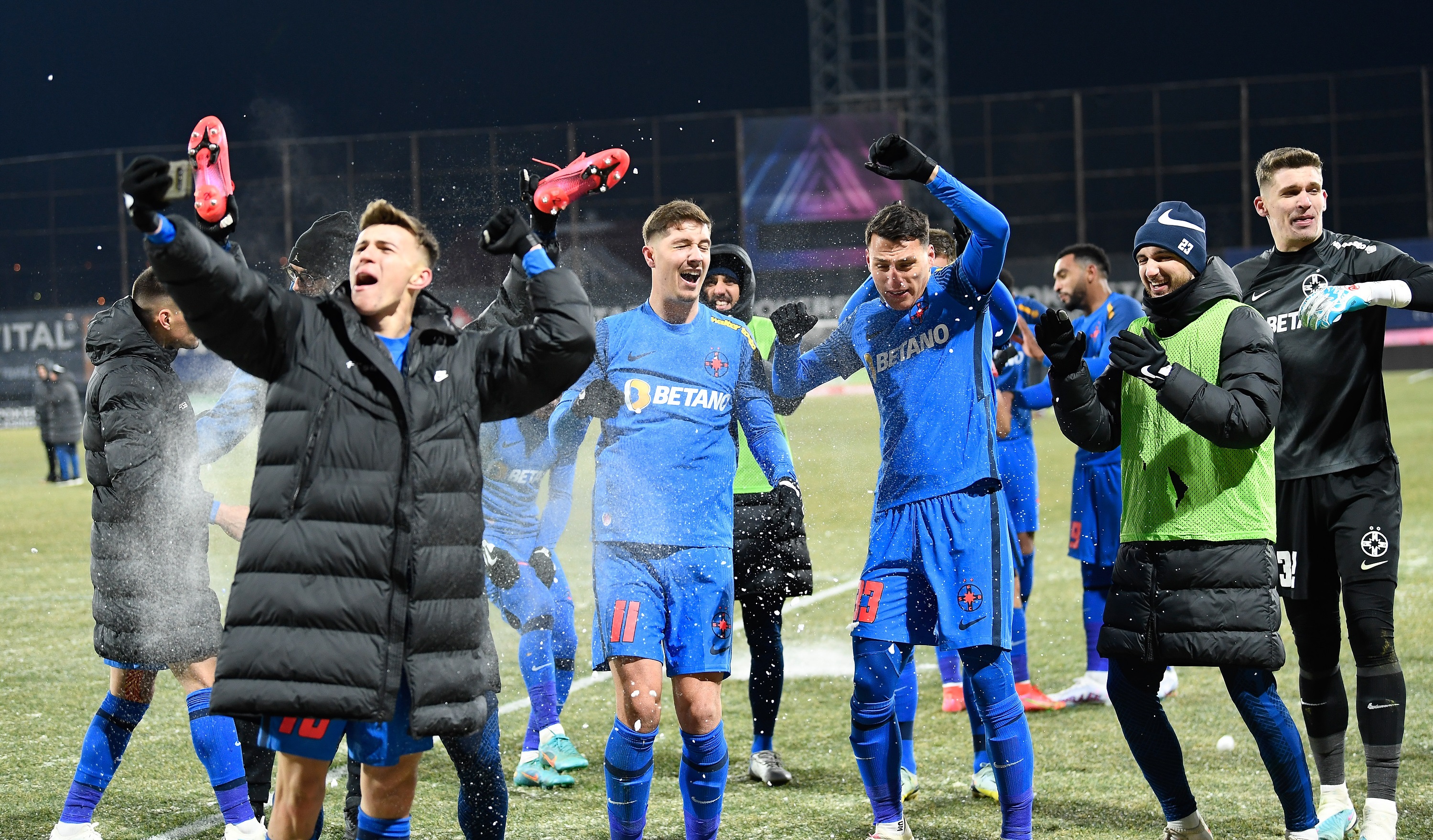 Reacția lui Balaj după ce fanii ardeleni au aruncat cu bulgări în jucătorii FCSB-ului: ”Tavi Popescu încerca să îi lovească!”