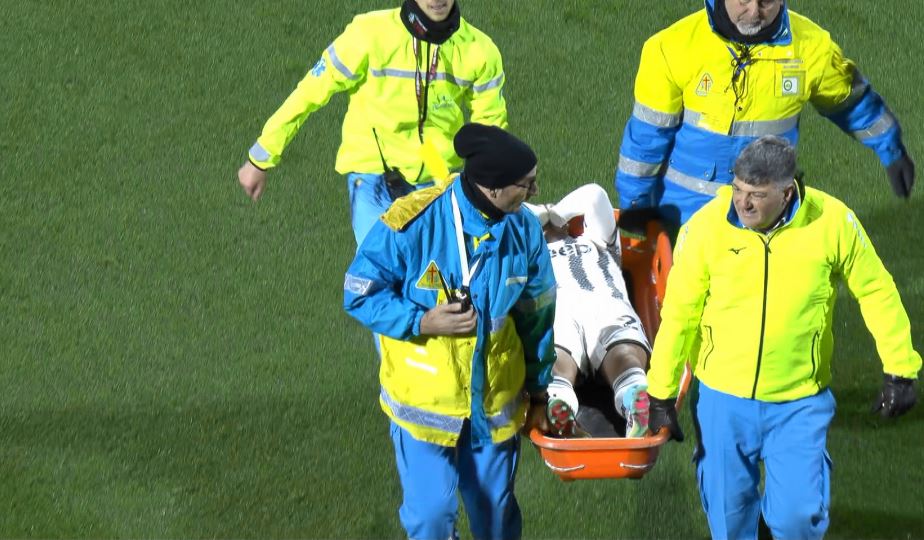 ”Nu poate să meargă”. În lacrimi, jucătorul lui Juventus a fost scos cu targa de pe teren