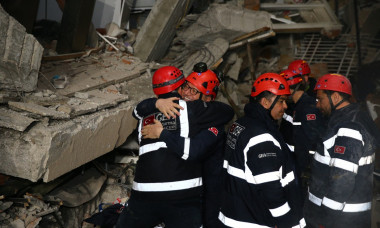 4 people, including a child, rescued from the wreckage of collapsed buildings in Hatay