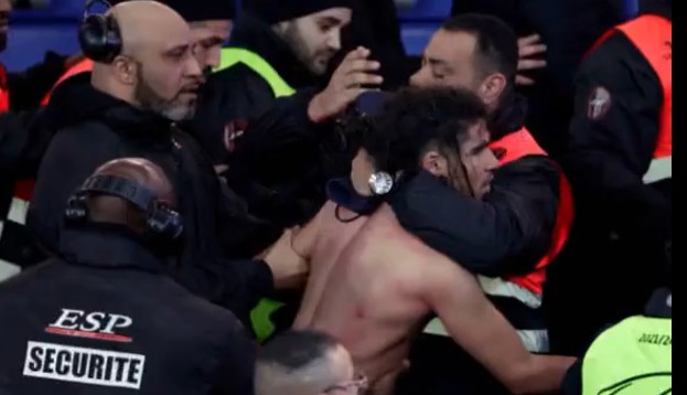 Curaj sau pură inconștiență? Un fan al lui Bayern s-a infiltrat printre ultrașii lui PSG, dar a ajuns să regrete isprava