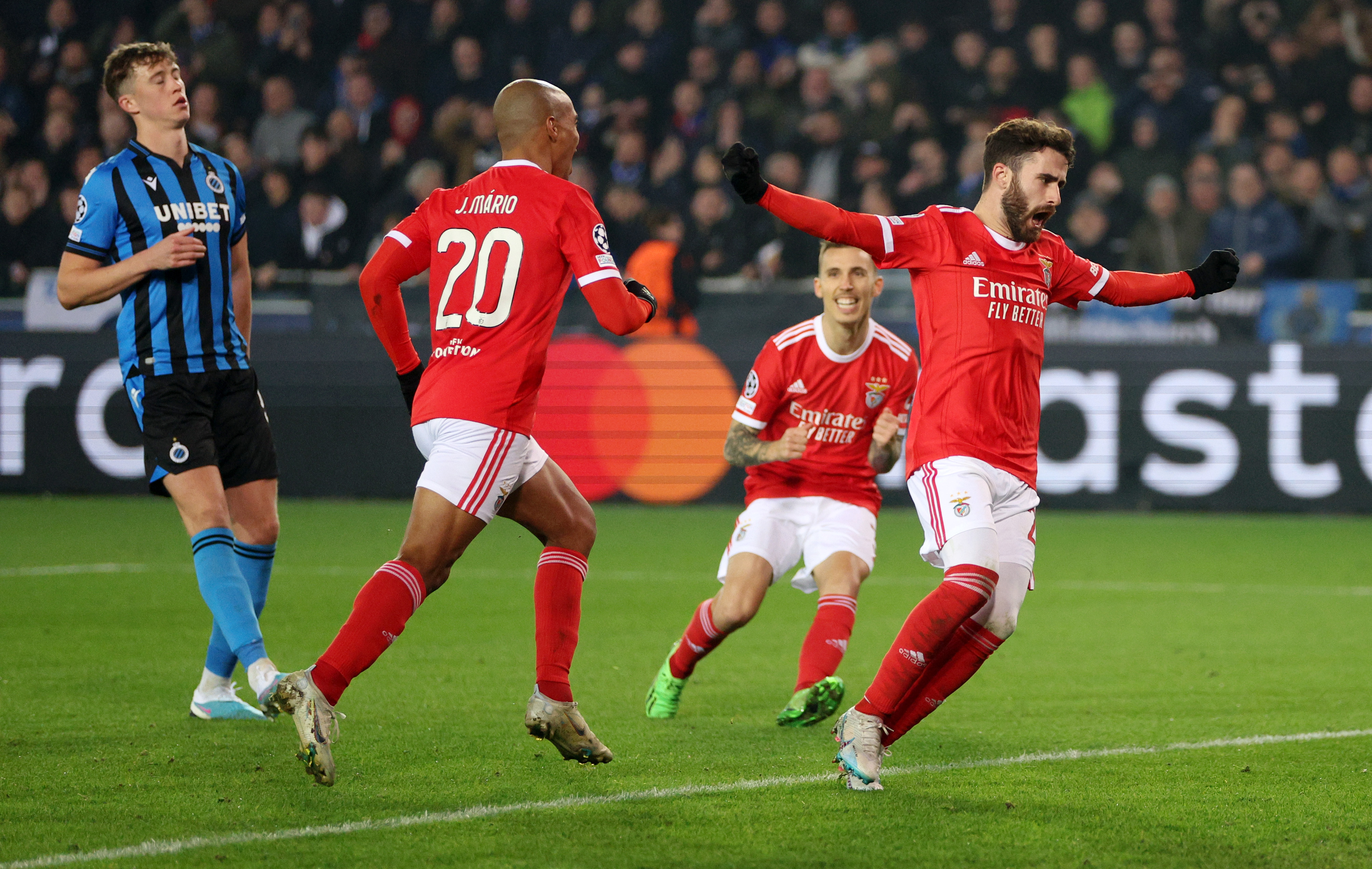 Club Brugge - Benfica 0-2. Portughezii au profitat de greșelile belgienilor. Meci cu două goluri anulate și o bară