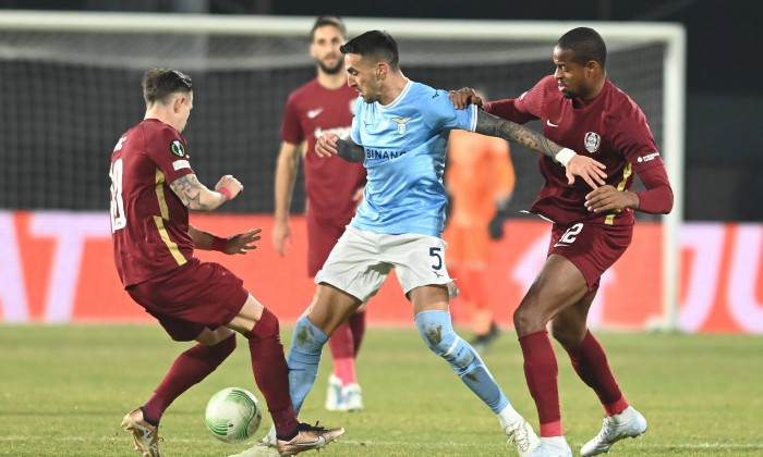 Ciprian Ioan Deac, Matias Vecino si Rangelo Maria Janga in meciul de fotbal dintre CFR Cluj si SS Lazio, din cadrul UEFA