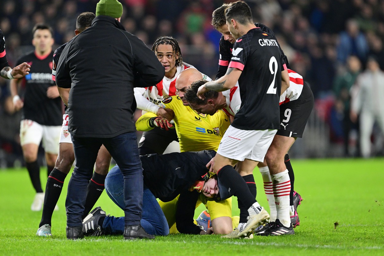 Un fan a vrut să-l atace pe portarul Sevillei la meciul cu PSV. Cum a reacționat goalkeeperul