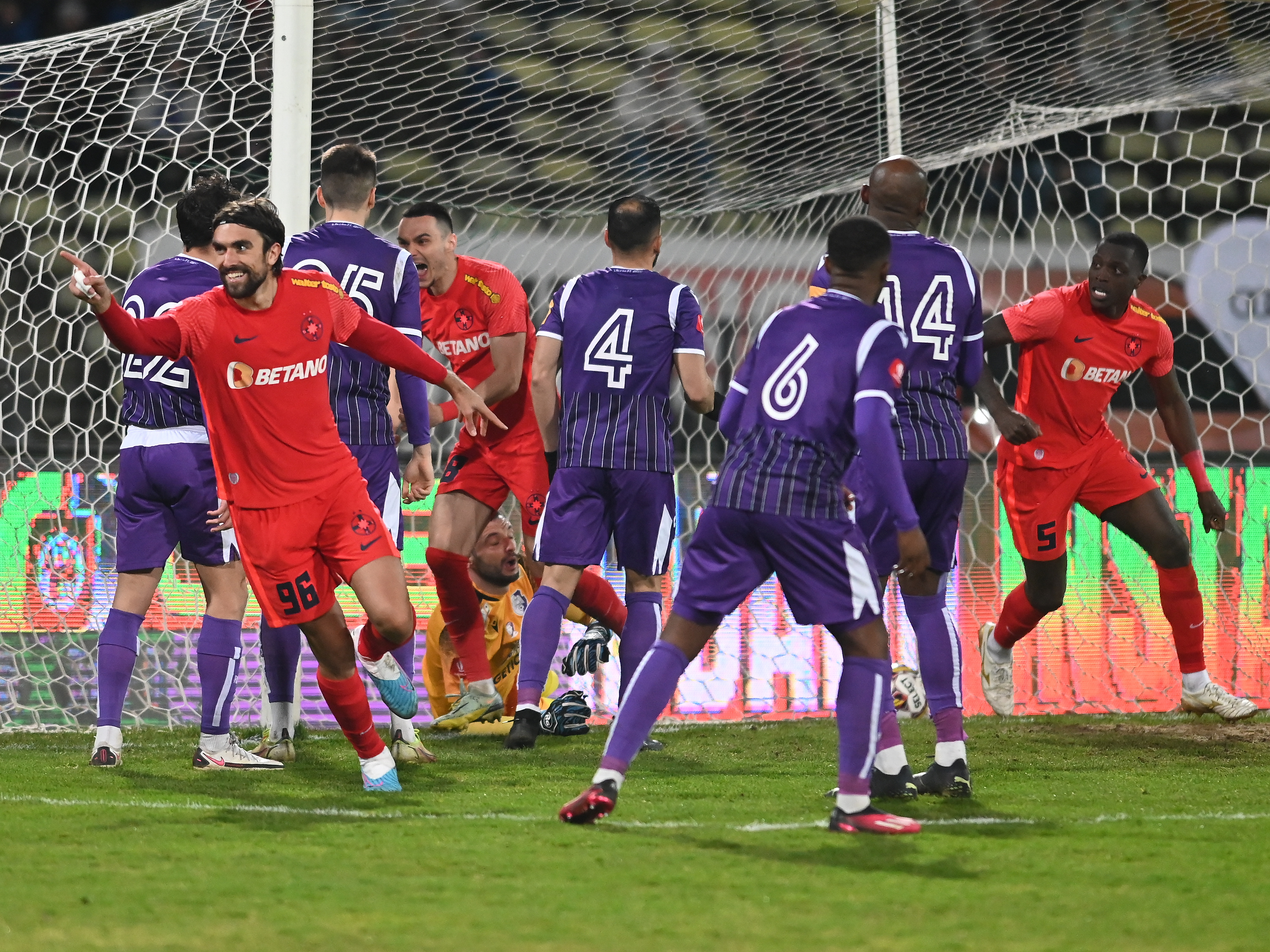 FC Argeș - FCSB 1-2. Roș-albaștrii se apropie la 7 puncte de liderul Farul