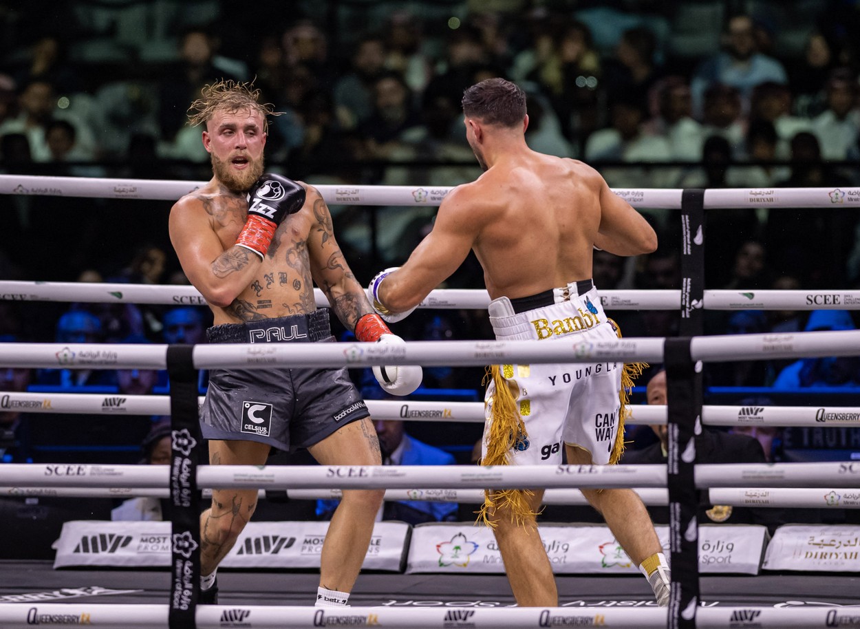 Jake Paul, celebrul youtuber cu 20 de milioane de abonați, a intrat în ring cu Tommy Fury. Ce s-a întâmplat