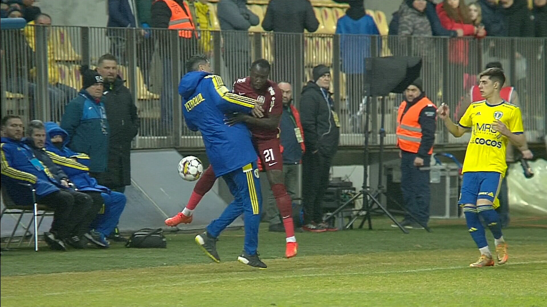 Nana Boateng, aproape să îl ”accidenteze” pe Florin Pîrvu! Antrenorul Petrolului s-a ținut cu greu pe picioare