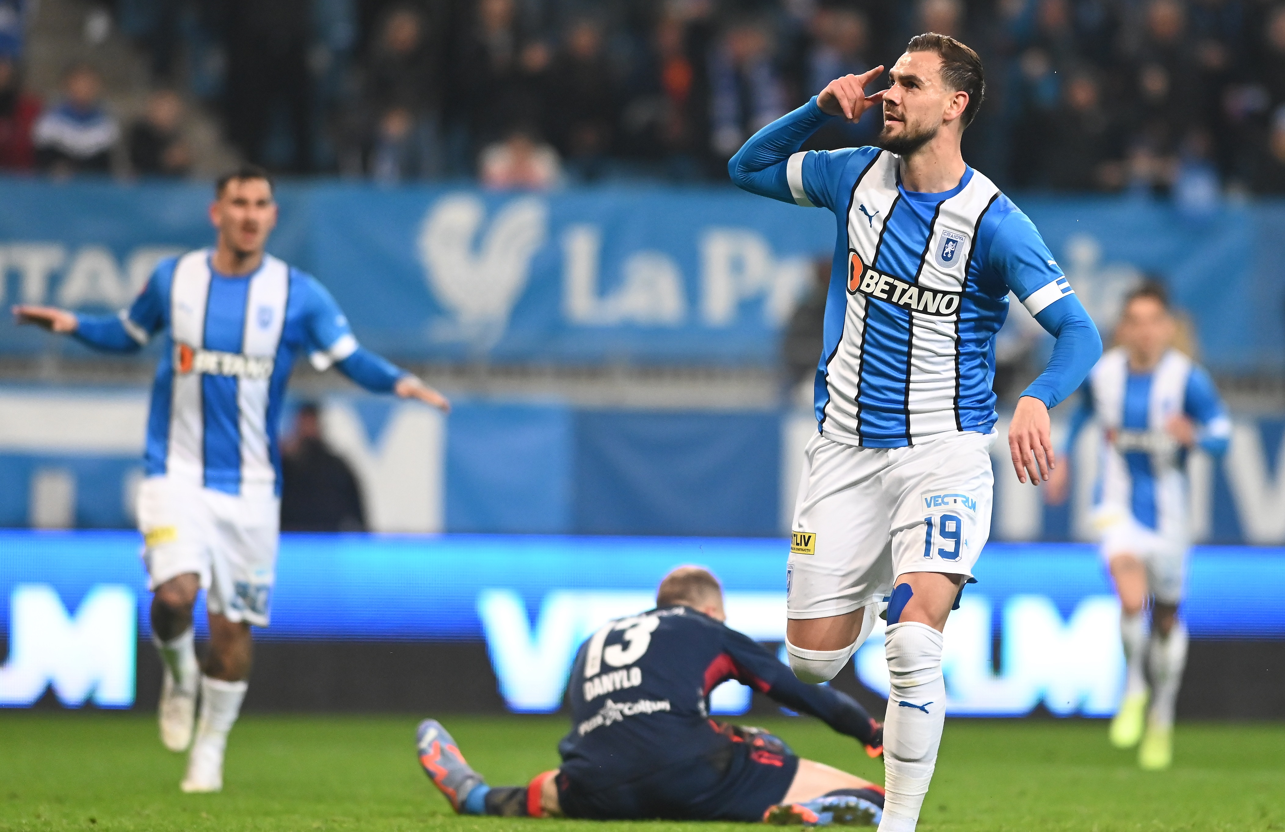 Universitatea Craiova - UTA Arad 2-1. Oltenii au întors scorul. Final de foc, cu o transversală și ocazii foarte mari