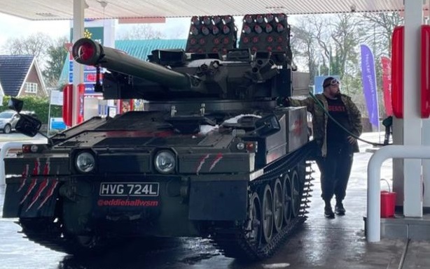 ”Un tanc alimentează un tanc!” ”Bestia” Hall a întors toate privirile într-o benzinărie din Anglia