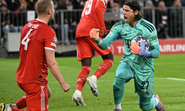 Munich, Germany. 08th Mar, 2023. Soccer: Champions League, Bayern Munich - Paris Saint-Germain, knockout round, round of 16, second legs, Allianz Arena: Bayern goalkeeper Yann Sommer (r) cheers with Matthijs de Ligt (l) of Bayern after a held goal shot fr