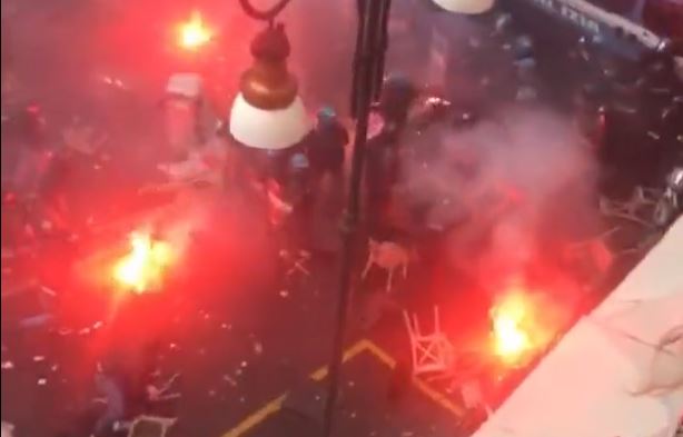 Lupte pe străzile din Napoli. Ultrașii lui Eintracht Frankfurt s-au dezlănțuit înaintea meciului din Champions League