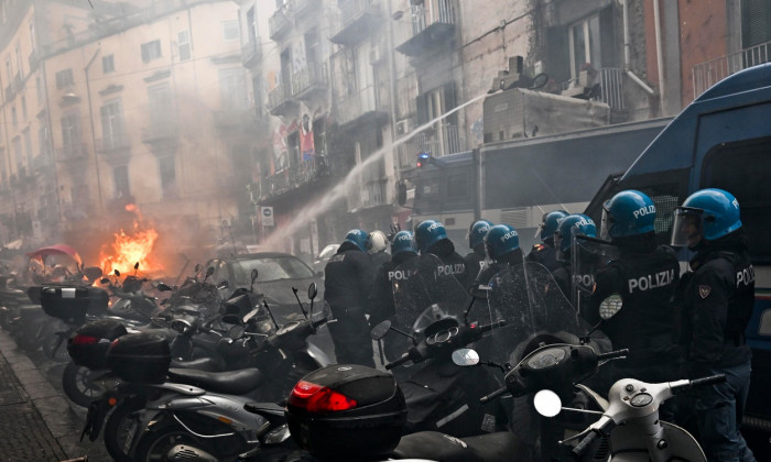 Napoli-Eintracht: a police car set on fire