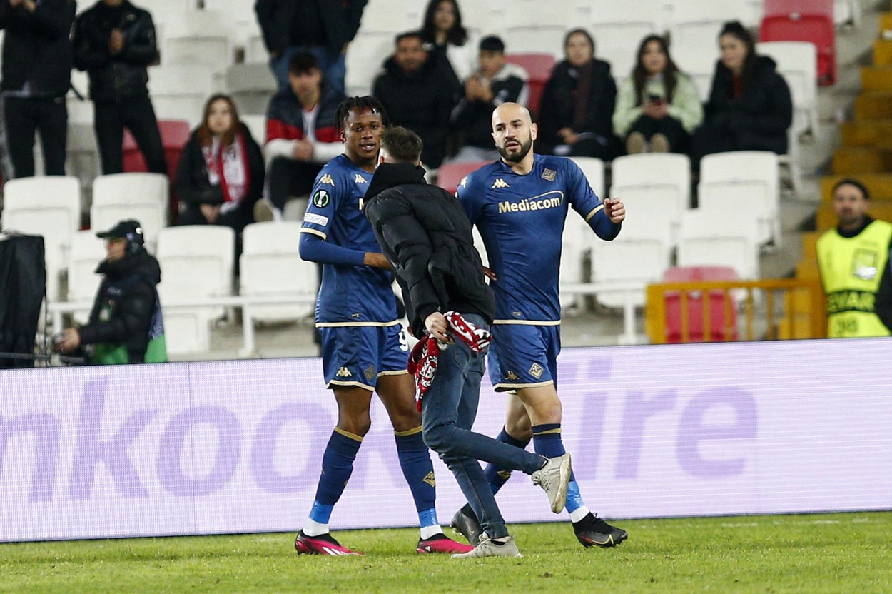 Incident grav la Sivasspor - Fiorentina! Un fan a intrat pe teren și i-a spart nasul unui jucător al italienilor