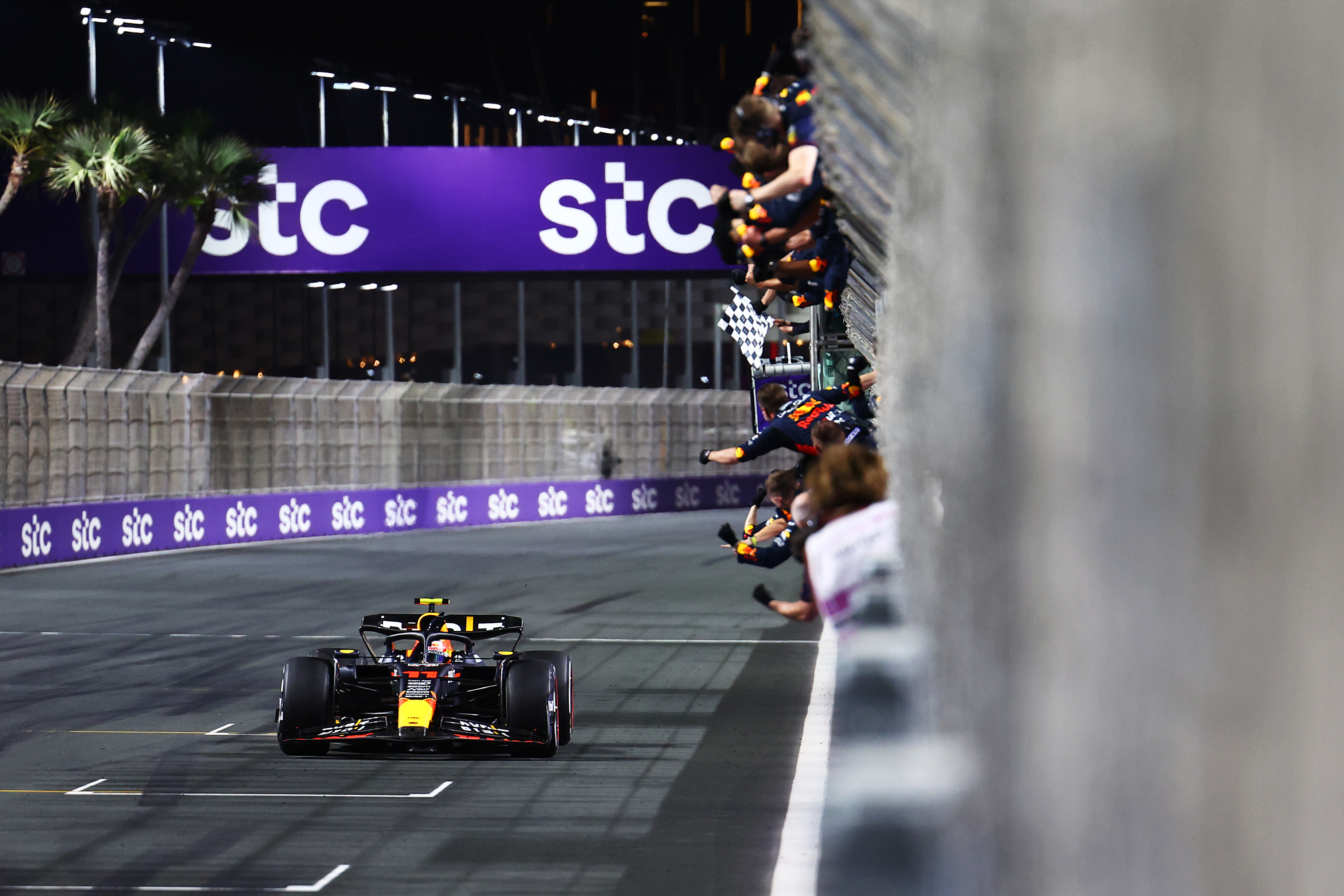 Perez a câștigat Marele Premiu din Arabia Saudită după o cursă perfectă. Verstappen, plecat de pe 15, a terminat pe 2