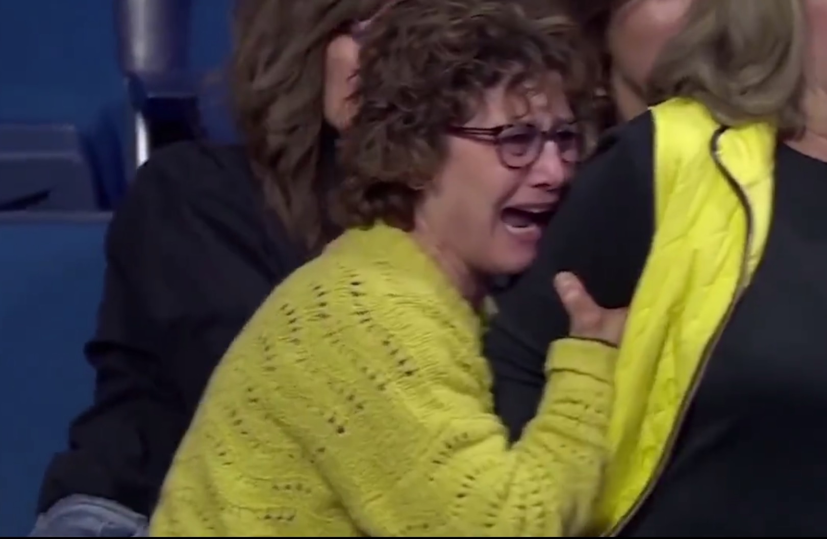 Și-a făcut praf ochelarii după ce a văzut că fiul ei a pierdut meciul