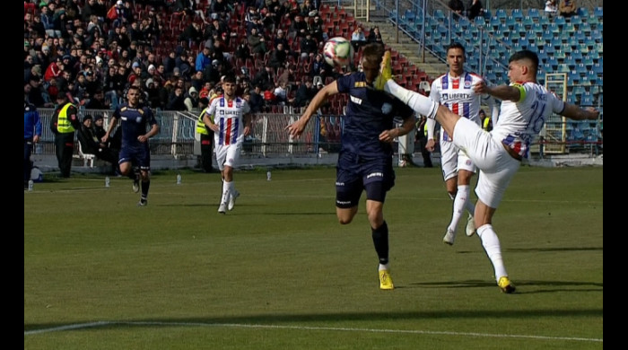 Momentul în care Ghiocel l-a lovit cu talpa în plină figură pe Itu, în Oțelul - Poli Iași / Foto: captură Digi Sport