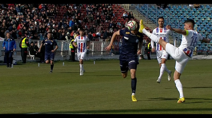 Momentul în care Ghiocel l-a lovit cu talpa în plină figură pe Itu, în Oțelul - Poli Iași / Foto: captură Digi Sport