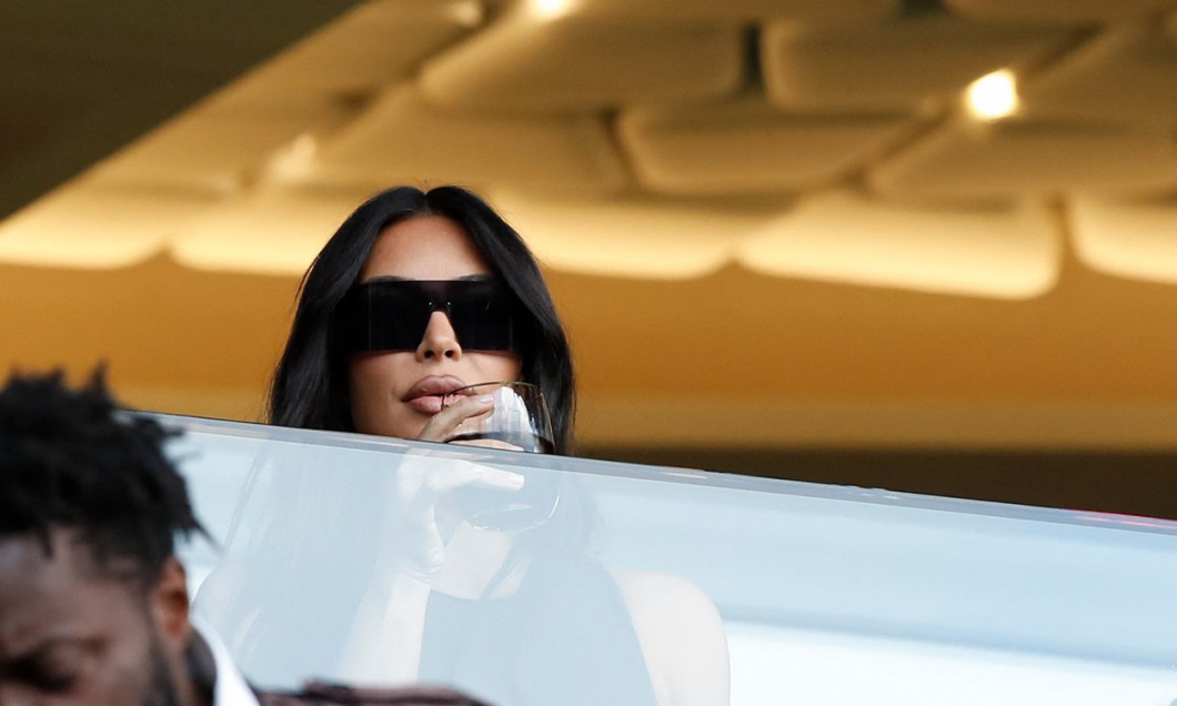 Kim Kardashian assiste au match de championnat de Ligue 1 Uber Eats opposant le Paris Saint-Germain (PSG) au stade Rennais au Parc des Princes à Paris