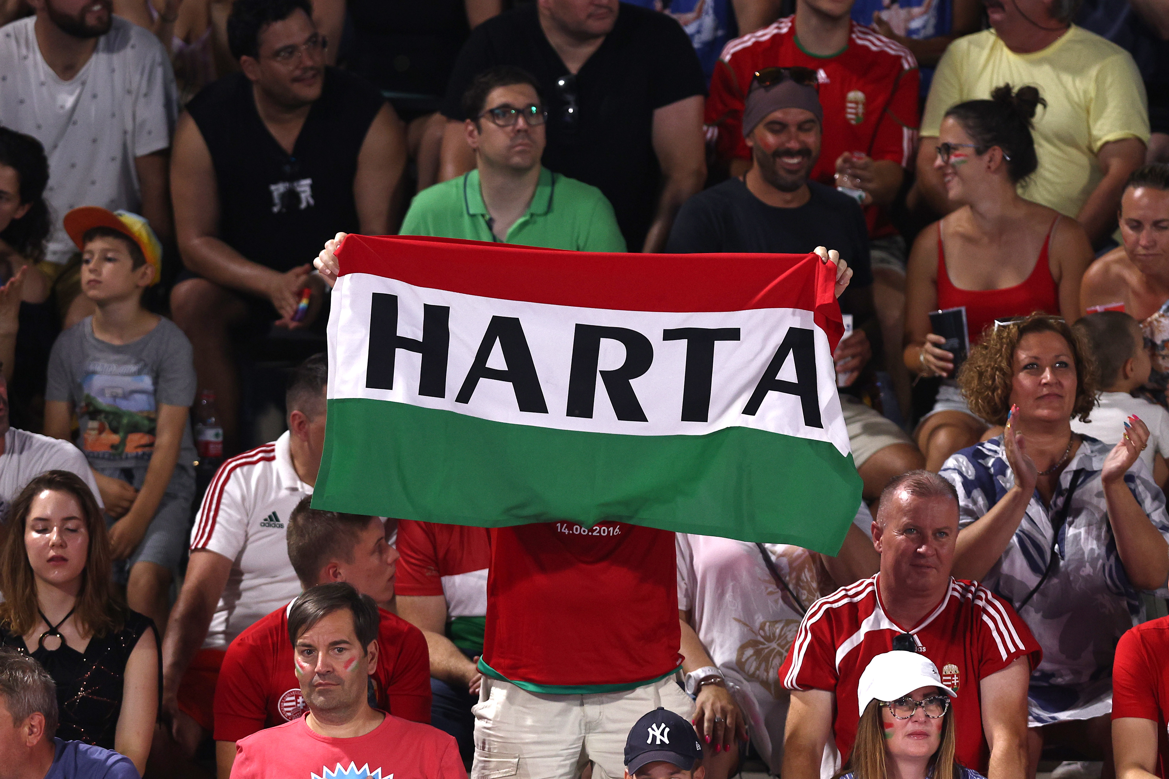 Reacție rapidă după ce UEFA a aprobat afișarea steagului Ungariei istorice