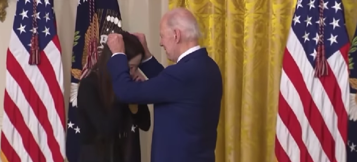 Femeia de 73 de ani ”confundată” cu o tânără a ajuns la Casa Albă: cum a apărut și motivul întâlnirii cu Joe Biden