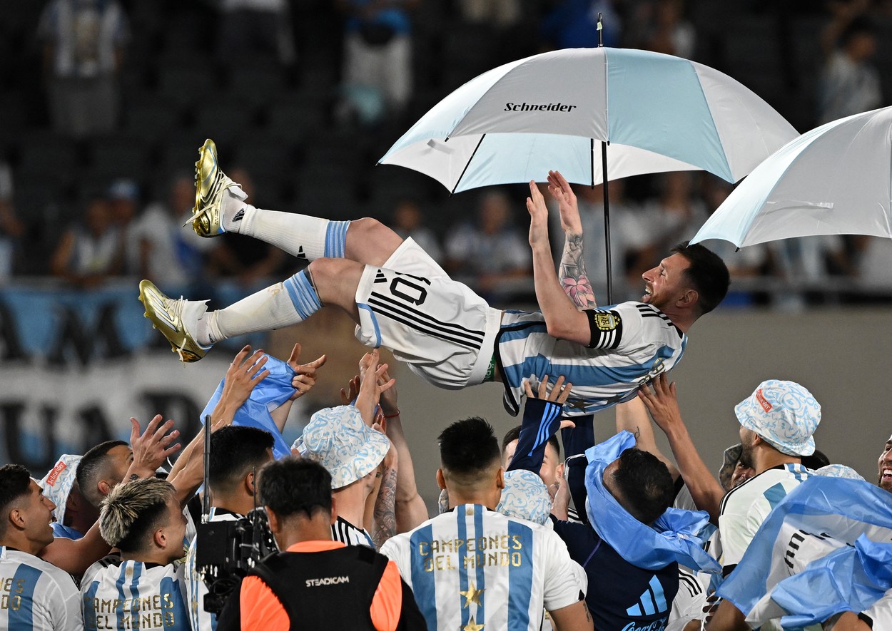 Imagini memorabile! Lionel Messi a primit încă o dată trofeul Cupei Mondiale, pe un stadion în delir