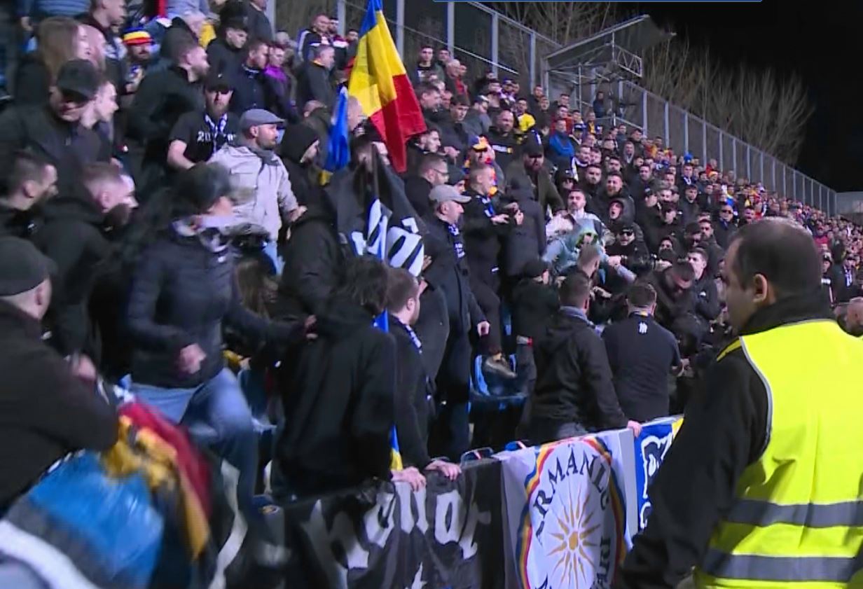 Bătaie în tribune la meciul Andorra - România! Un fan a fost evacuat din stadion