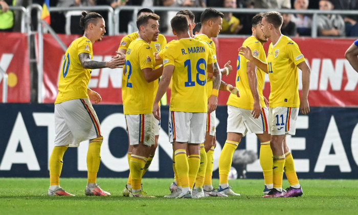 Bucurie a fotbalistilor romani Darius Olaru, NicuČ"!or Bancu si Adrian Rus dupa un gol marcat de catre Dennis Man la meci