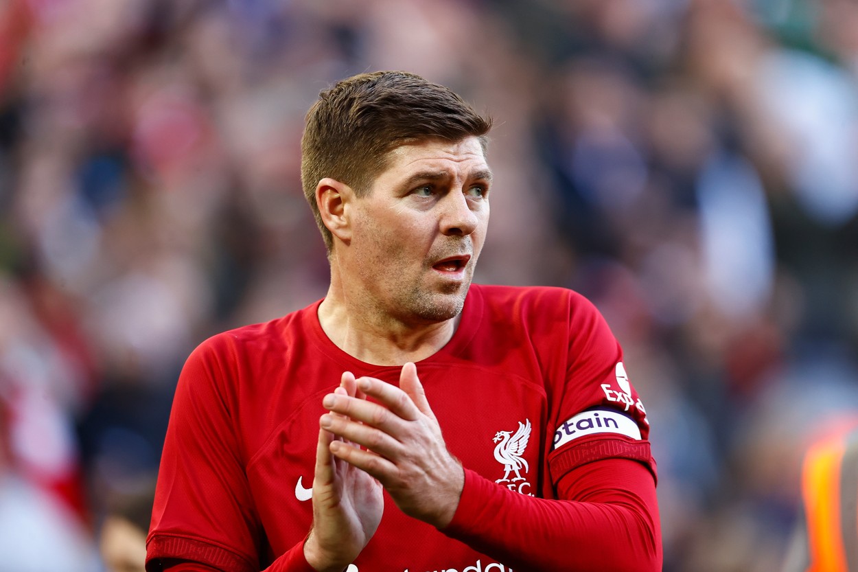 ”Fenomenal”. Steven Gerrard, dat pe spate de un jucător de la Liverpool după marea victorie din Champions League