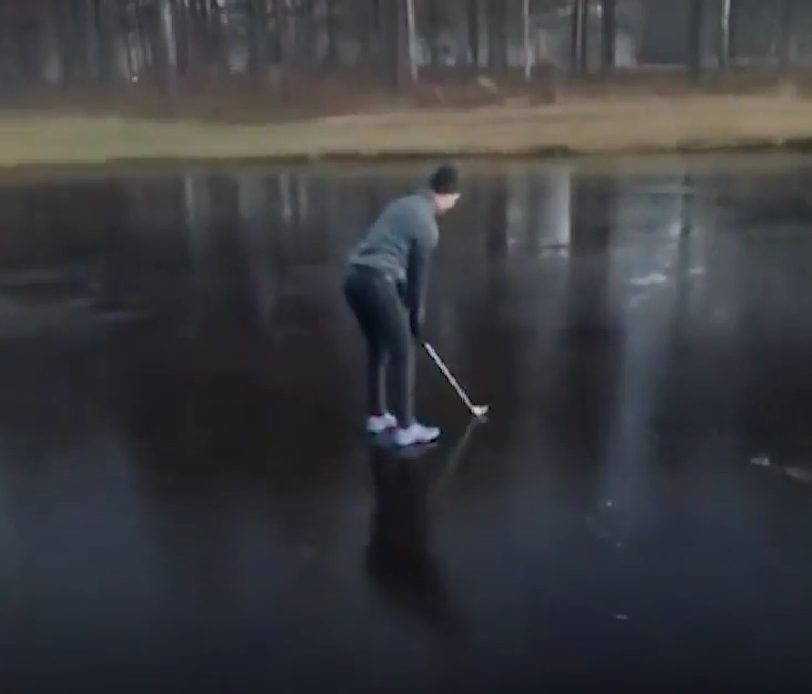 A găsit cea mai nepotrivită suprafață pentru a juca golf și a urmat ”dezastrul”! Imaginile s-au viralizat