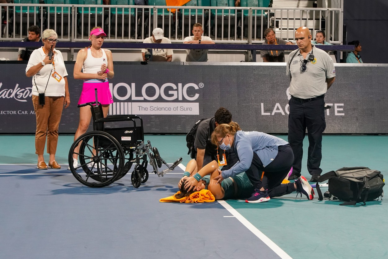 Bianca Andreescu a părăsit terenul în scaun cu rotile. Atenție! Imagini greu de privit