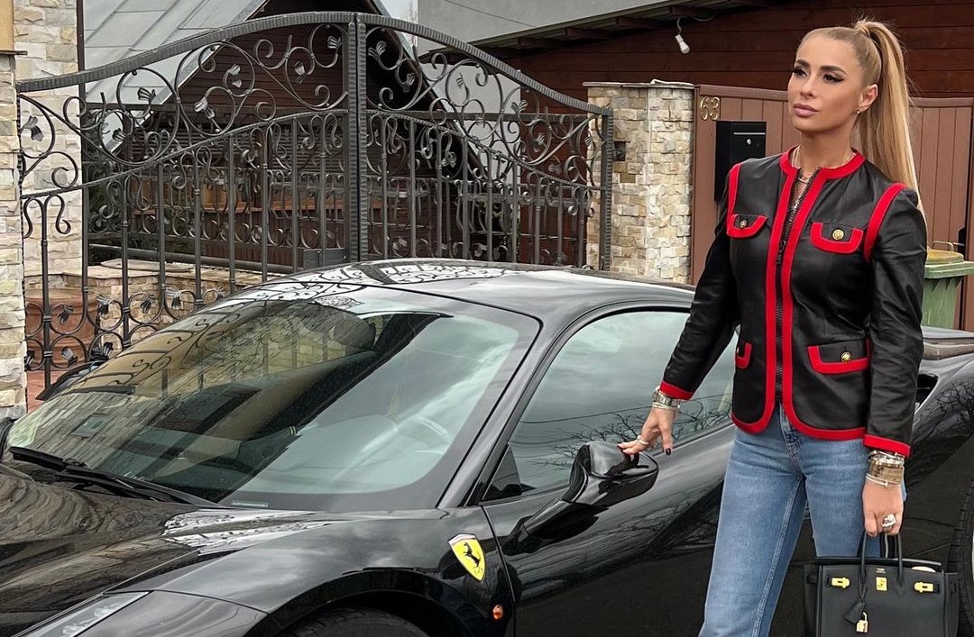 Adio, REG! Anamaria Prodan a ales un nou număr pentru bolidul de 450.000 € și a ieșit cu el pe străzile Bucureștiului