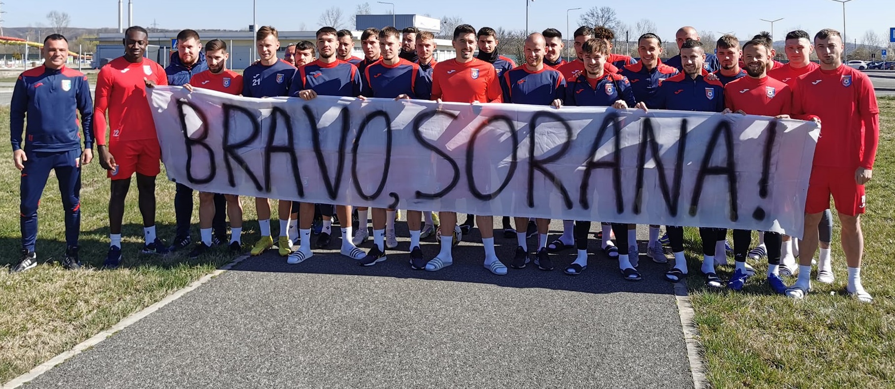 Echipa din Liga 1 care o susține pe Sorana. Mesajul afișat pe un banner imens