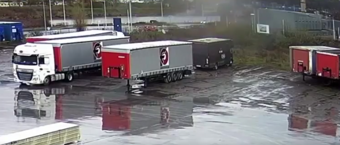 Mașina a ”zburat” printr-un perete: accident grav, produs la peste 200 de km/h! Starea victimei