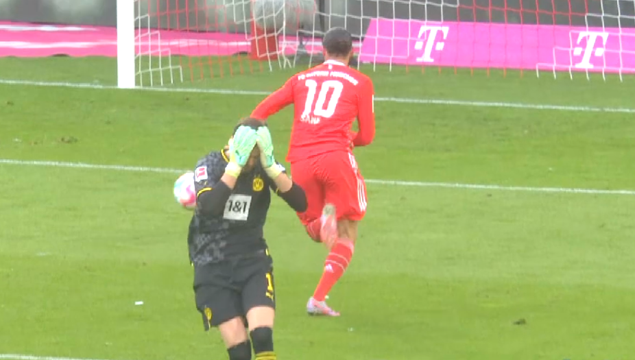 ”Eroare monumentală!” Gafă cum rar se vede, în ”Der Klassiker”. Portarul lui Dortmund s-a făcut de râs