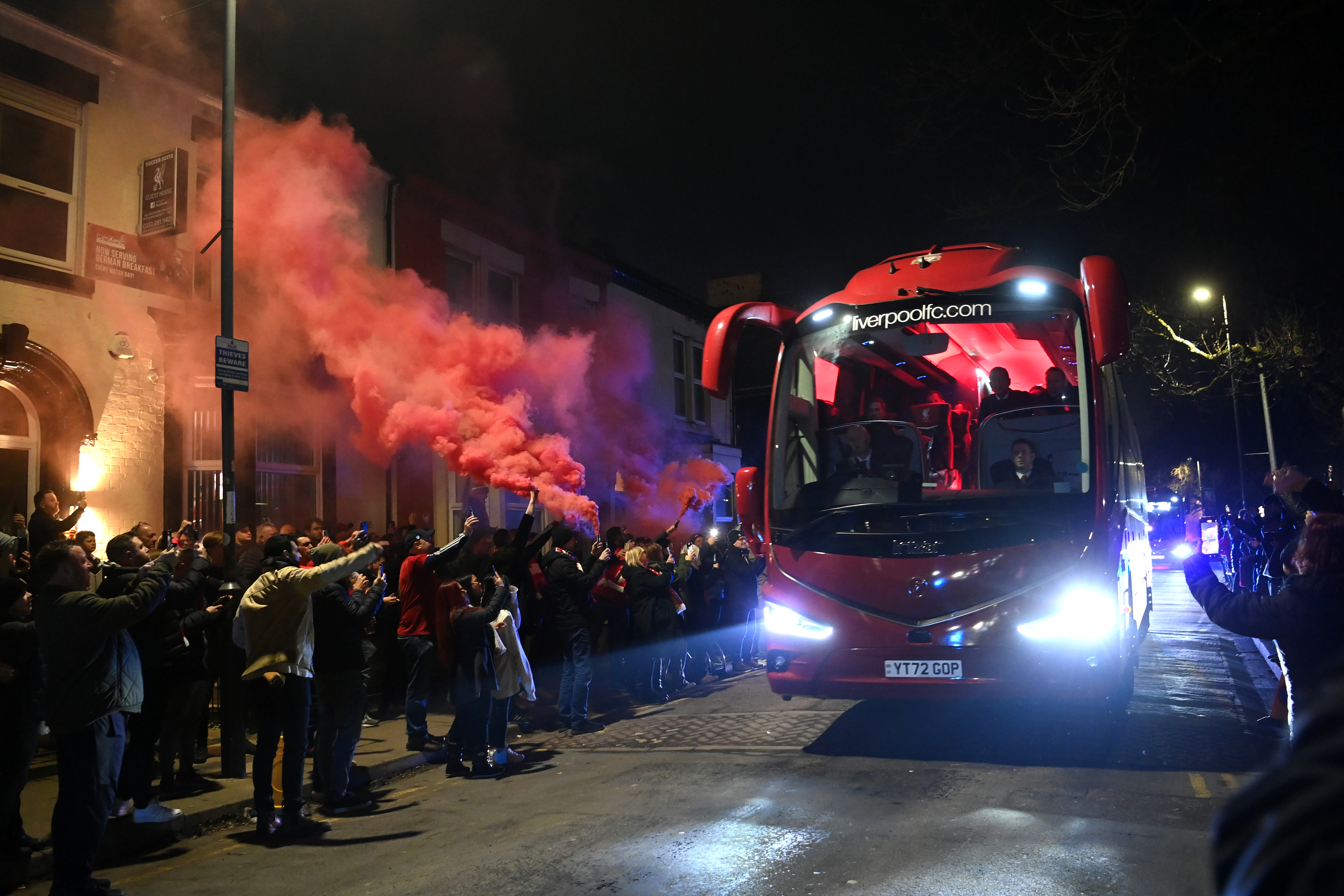 Autocarul lui Liverpool, vizat de un proiectil, după eșecul cu Manchester City