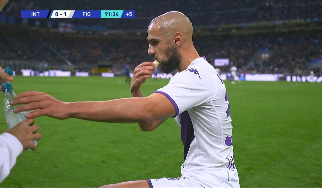 Gestul inedit al unui fotbalist din Serie A, pentru a-și ajuta colegul să mănânce în timpul meciului cu Inter