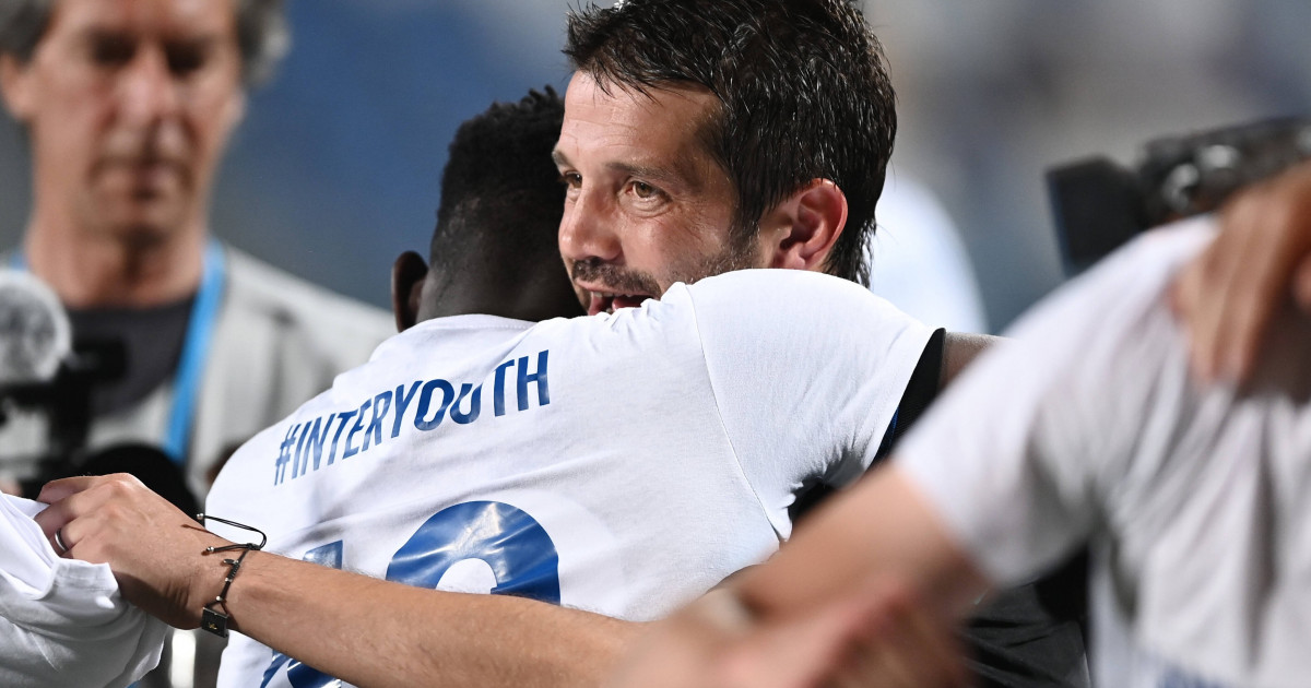 Gli azzurrini hanno descritto Cristi Chivu, l’allenatore che da questo mese può prendere in mano l’Inter