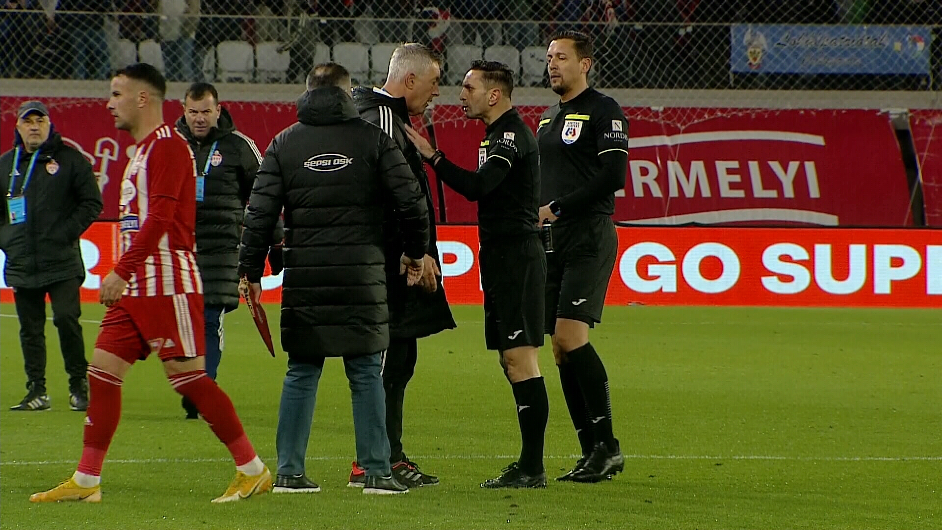 Momente tensionate la pauza meciului dintre Sepsi și FCSB. Sebastian Colțescu a fost în prim-plan