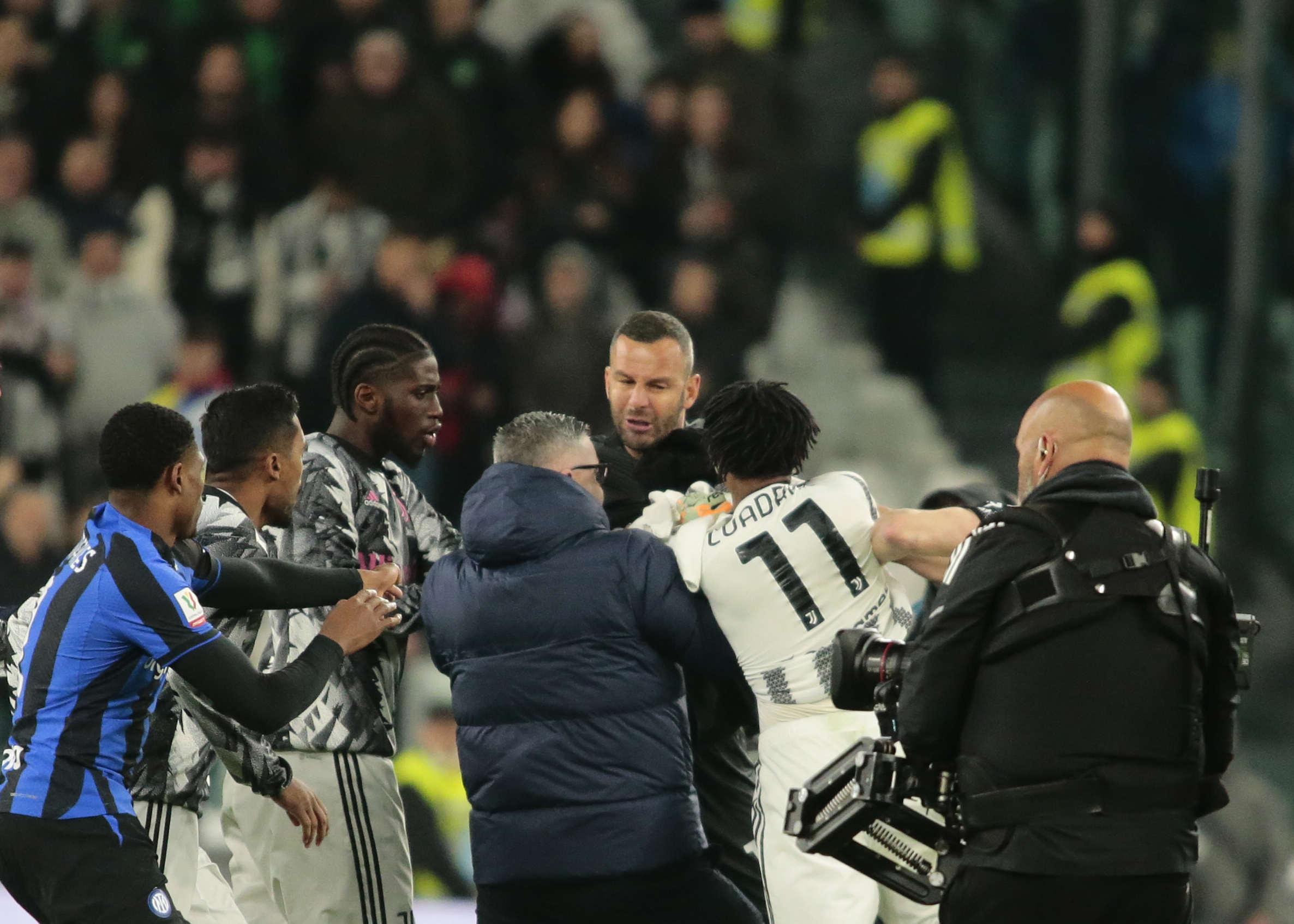 S-au încins spiritele la Juventus - Inter. Arbitrul a eliminat 3 jucători, după ce fotbaliștii au fost aproape de bătaie