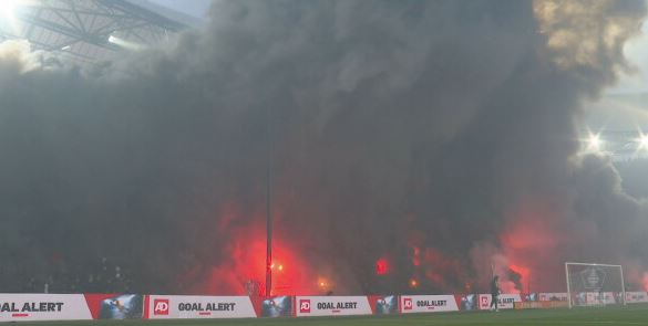 Ultrașii lui Ajax s-au răzbunat și au dat foc peluzei arenei lui Feyenoord: Acestea nu sunt artificii