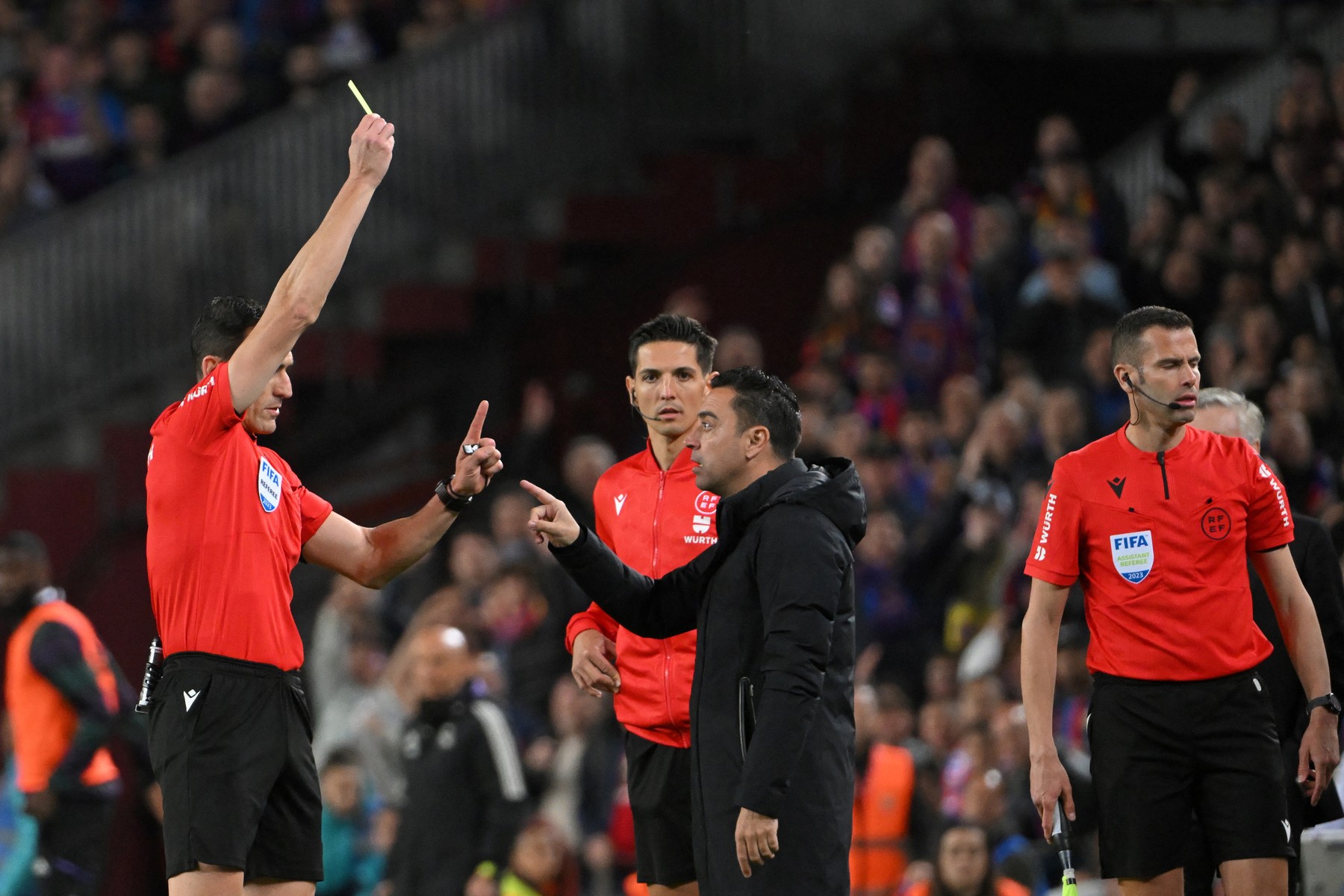 Tensiuni la ”El Clasico”: Xavi s-a certat cu doi arbitri și a fost potolit cu greu! De la ce a plecat totul